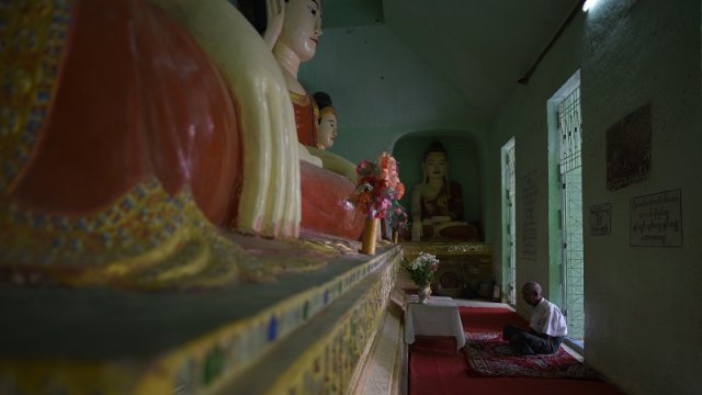 ชายชราผู้ปิดทองหลังพระ