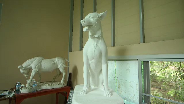 ประติมากรรมสุนัขทรงเลี้ยง