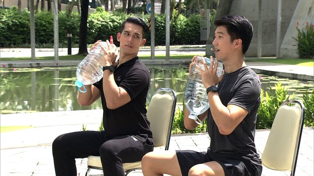 ป้องกันและบรรเทาอาการ ปวดบ่า คอ ไหล่ ด้วยการใช้แกลลอนน้ำ