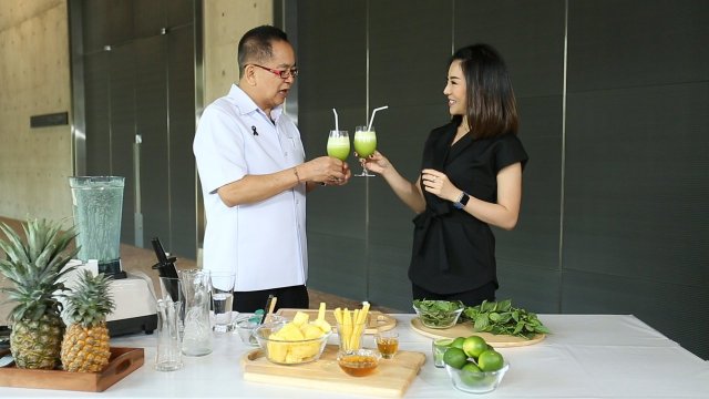 น้ำสับปะรดปั่นใบโหระพา, ฝึกโยคะชุดท่าพิงกำแพง