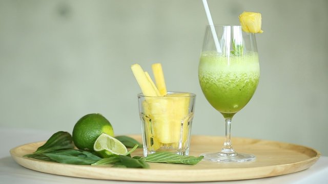 รู้สู้โรค : น้ำสับปะรดปั่นใบโหระพา