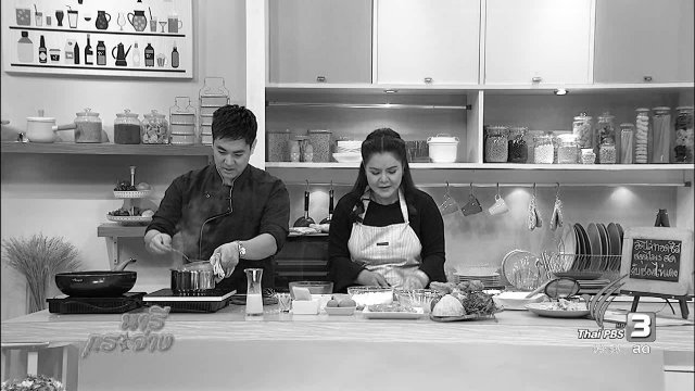 อกไก่ทอดชีสสมุนไพรสดกับซอสไข่แดง