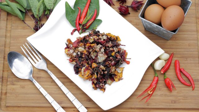 เมนูฟิวชัน: ใบกระเจี๊ยบแดงผัดไข่