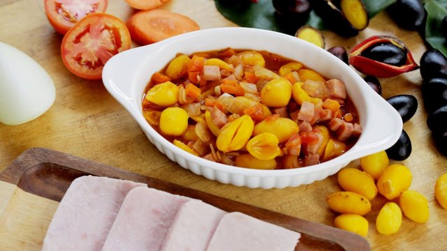 เกาลัดไทยผัดซอสแดง