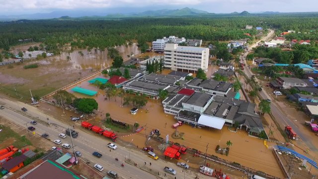 ชมภาพมุมสูง โรงพยาบาลบางสะพาน จ.ประจวบฯ น้ำท่วมสูง 50 ซม.